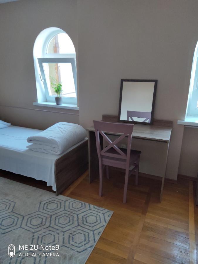 Pelican Guest House & Hostel Черновцы Экстерьер фото