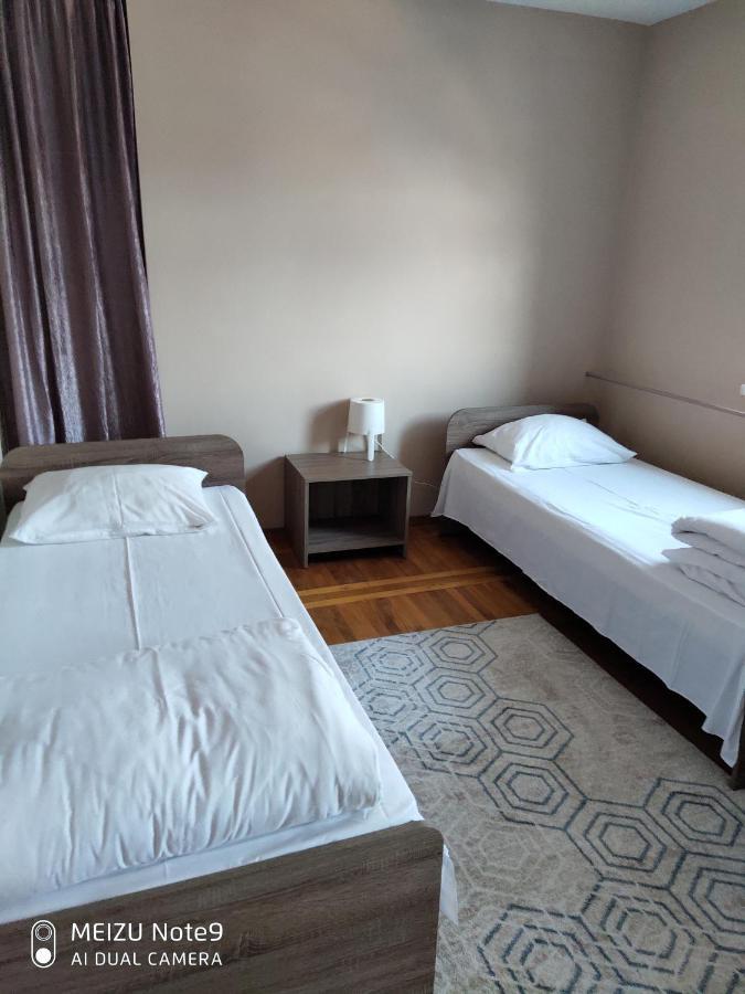 Pelican Guest House & Hostel Черновцы Экстерьер фото
