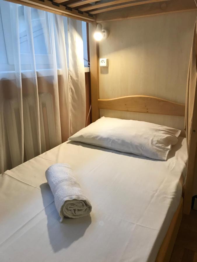 Pelican Guest House & Hostel Черновцы Экстерьер фото
