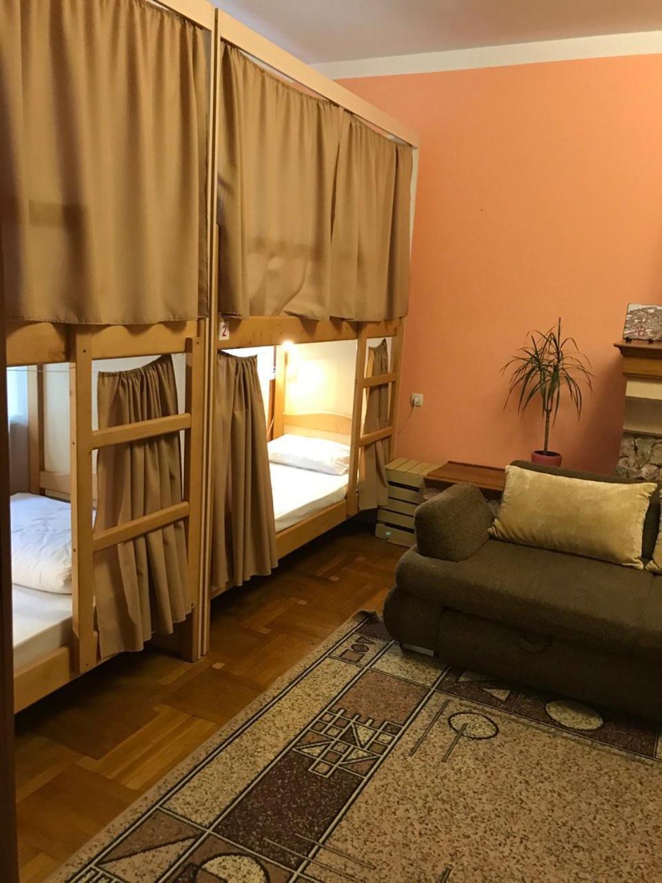 Pelican Guest House & Hostel Черновцы Экстерьер фото