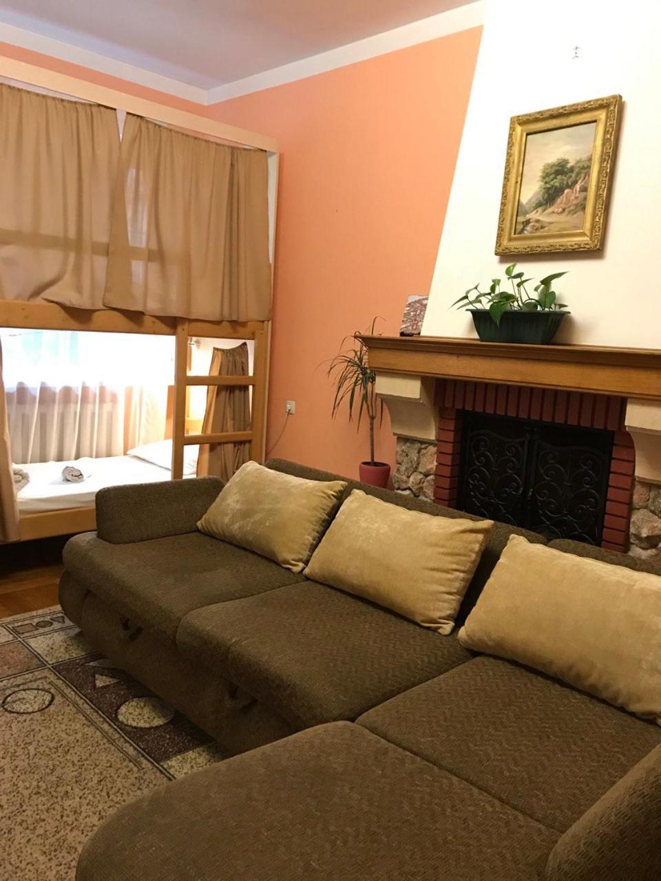 Pelican Guest House & Hostel Черновцы Экстерьер фото