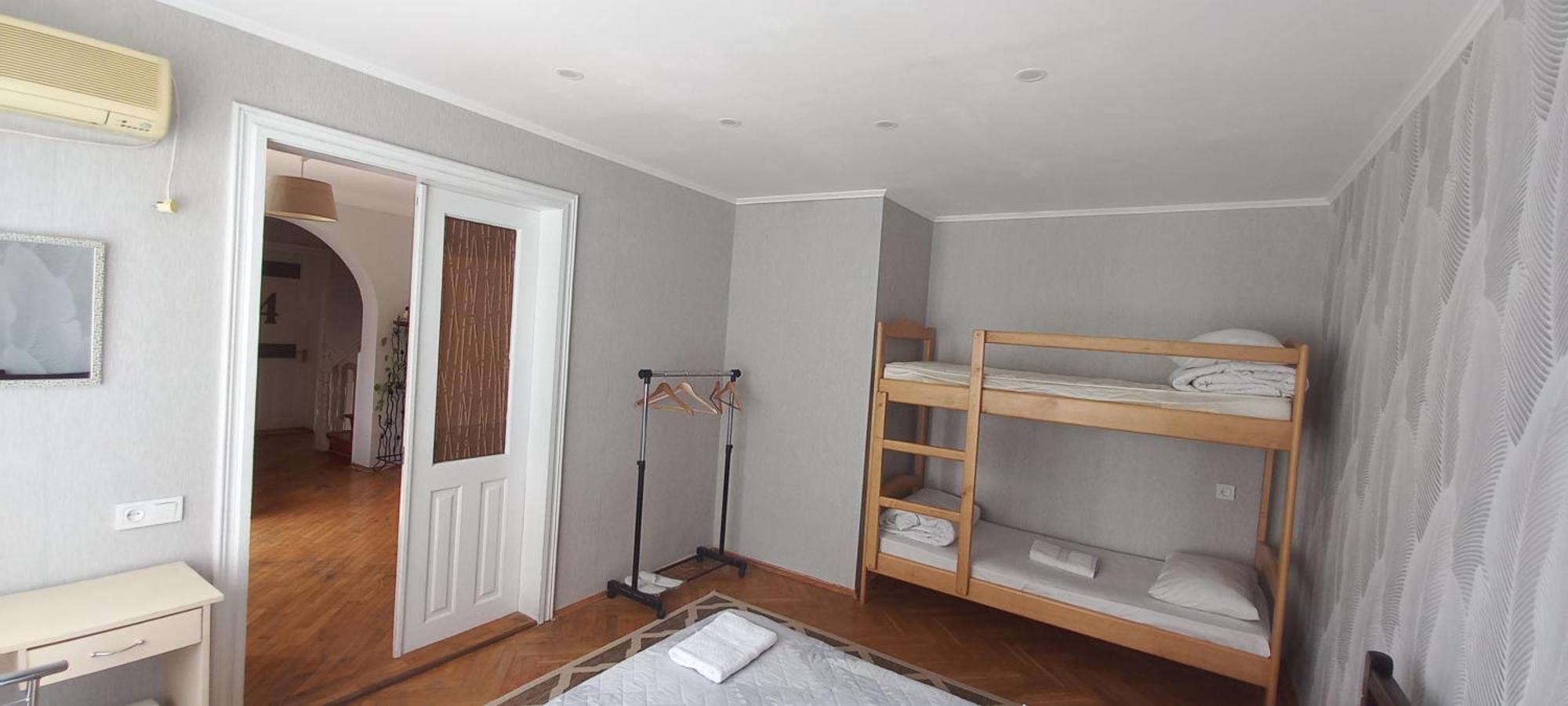 Pelican Guest House & Hostel Черновцы Экстерьер фото