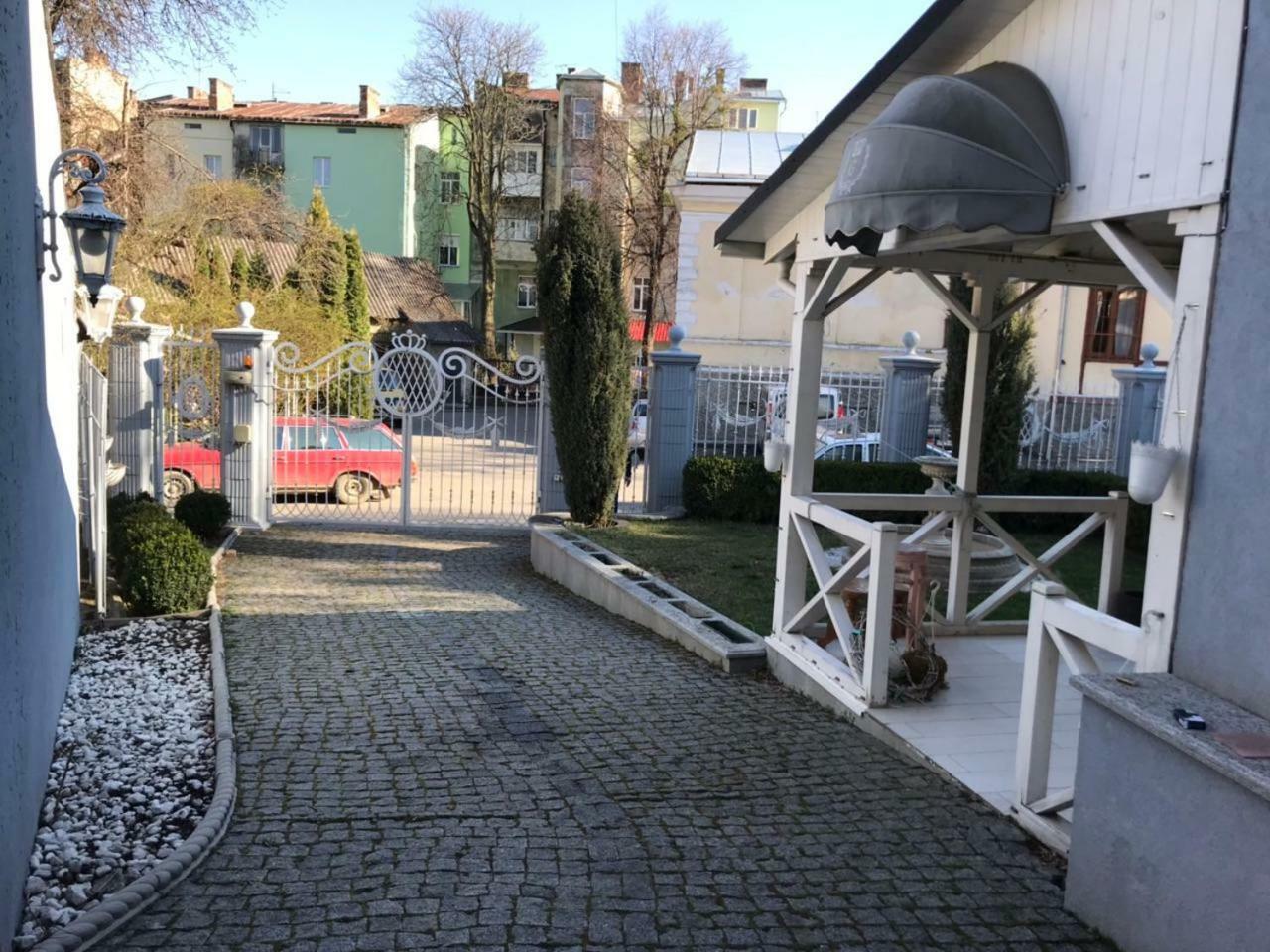 Pelican Guest House & Hostel Черновцы Экстерьер фото