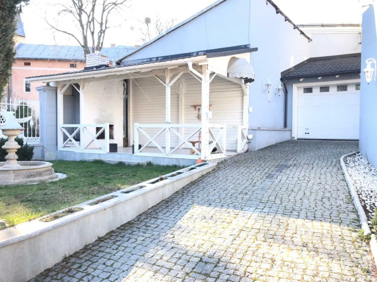 Pelican Guest House & Hostel Черновцы Экстерьер фото